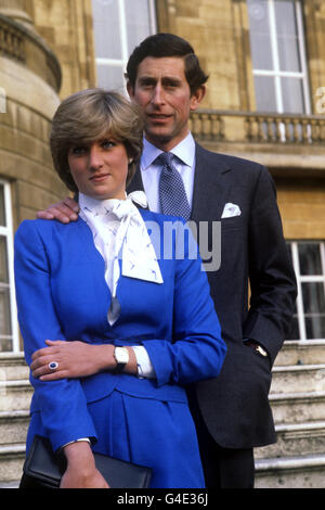 Prinz Charles und Lady Diana Spencer (mit dem Verlobungsring mit Diamanten und Saphir) sehen nach der Ankündigung ihres Engagements in London am 24. Februar 1981 liebevoll auf dem Gelände des Buckingham Palace aus. Stockfoto