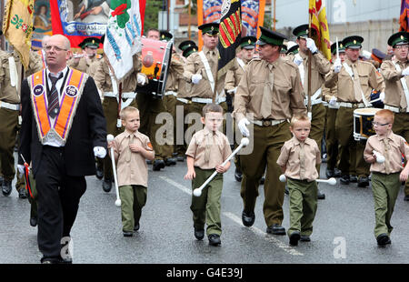 Bandsmen des Ordens der Orangen marschieren in Belfast, als Orangemen den Zwölften Juli feiern, der an den Sieg eines Protestanten in der Schlacht von Boyne 1690 über einen katholischen Monarchen erinnert. Stockfoto