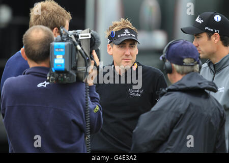 Golf - The Open Championship 2011 - Vorschau Tag zwei - Royal St George's. Der englische Ian Poulter spricht mit den Medien Stockfoto