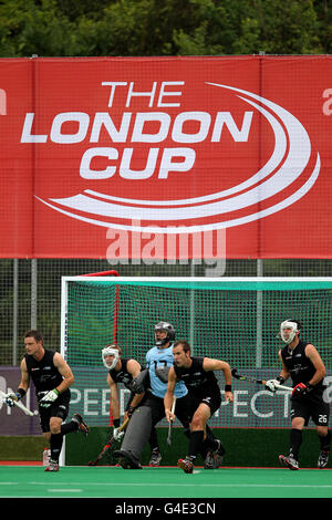 Die neuseeländischen Spieler stürzen sich während ihres Spiels beim London Cup 2011, der auf dem University of Westminster Quintin Hogg Memorial Sports Ground in London ausgetragen wird, um eine Korea-Ecke zu verteidigen Stockfoto