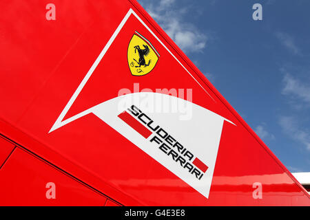 Motorsport - Formel-1-Weltmeisterschaft - Großer Preis Von Großbritannien - Renntag - Silverstone. Ferrari-Logo auf der Seite eines Fahrzeugs während des Santander British Grand Prix auf dem Silverstone Circuit, Northamptonshire. Stockfoto