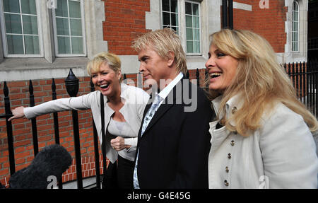 (Von links nach rechts) die ehemaligen Bucks Fizz-Mitglieder Cheryl Baker, Mike Nolan und Jay Aston kommen im Handelsmarkenregister in London an, um ein Urteil über einen langjährigen Streit über die Rechte auf den Namen der Gruppe zu hören. Stockfoto