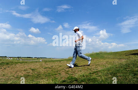 Golf - The Open Championship 2011 - Tag zwei - Royal St George's. Der US-Amerikaner Lucas Glover auf dem Weg vom 18. Abschlag während des zweiten Runden der Open Championship 2011 im Royal St George's, Sandwich. Stockfoto