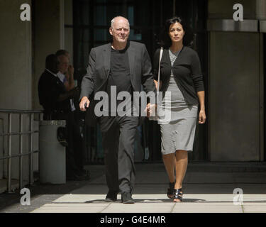 David Gilmour und seine Frau Polly Samson verlassen das Kingston Crown Court nach der Verurteilung ihres Sohnes Charlie Gilmour, der für 16 Monate eingesperrt wurde, weil er auf einen Drink und Drogen-betankten Rampage bei einem Studentengeld Protest gegangen ist. Stockfoto