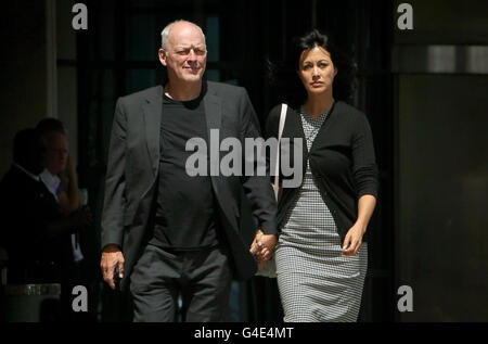 David Gilmour und seine Frau Polly Samson verlassen das Kingston Crown Court nach der Verurteilung ihres Sohnes Charlie Gilmour, der für 16 Monate eingesperrt wurde, weil er auf einen Drink und Drogen-betankten Rampage bei einem Studentengeld Protest gegangen ist. Stockfoto