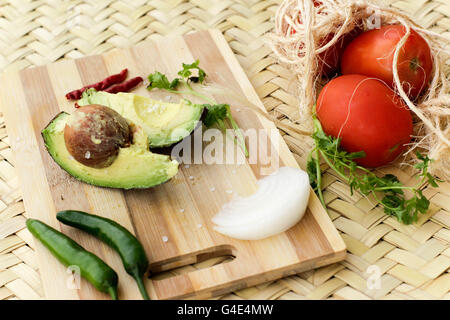 Foto von einem Holz Schneidebrett mit Gemüse Stockfoto