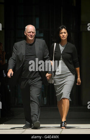 David Gilmour und seine Frau Polly Samson verlassen das Kingston Crown Court nach der Verurteilung ihres Sohnes Charlie Gilmour, der für 16 Monate eingesperrt wurde, weil er auf einen Drink und Drogen-betankten Rampage bei einem Studentengeld Protest gegangen ist. Stockfoto