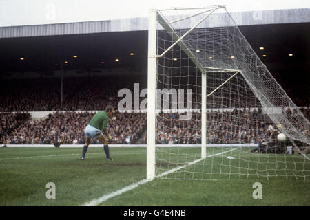 Coventry City Torwart Bill Glazier kann nur zusehen, wie John Giles (nicht abgebildet) es 2-0 nach Leeds United schafft. Stockfoto