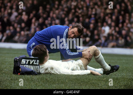 Soccer - League Division One - Leeds United / Coventry City - Elland Road. Allan Clarke von Leeds United wird von Trainer Les Cocker behandelt Stockfoto