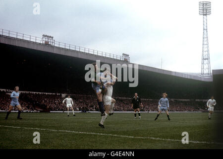 Soccer - League Division One - Leeds United / Coventry City - Elland Road. Coventry City-Torwart Bill Glazier fordert den Ball mit Teamkollege Jeffrey Blockley und Mick Jones von Leeds United. Stockfoto