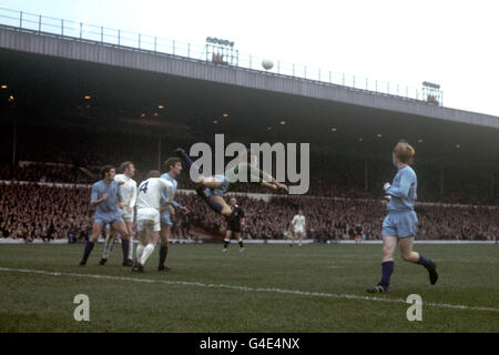 Soccer - League Division One - Leeds United / Coventry City - Elland Road. Coventry City-Torhüter Bill Glazier schlägt den Ball klar. Stockfoto