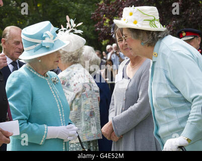 Königin Elizabeth II trifft Baroness Trumpington bei einem Besuch im Bletchley Park, Milton Keynes. Stockfoto
