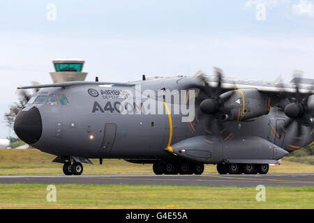 Airbus Defence and Space A400M militärische Frachtflugzeuge auf der Farnborough International Airshow. Stockfoto