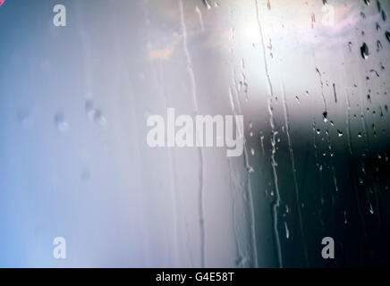 Foto von einem wt-Fenster unter dem Regen Stockfoto