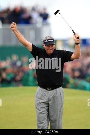 Golf - The Open Championship 2011 - Tag 4 - Royal St George's. Darren Clarke aus Nordirland feiert den Gewinn der Open Championship auf dem 18. Green Stockfoto