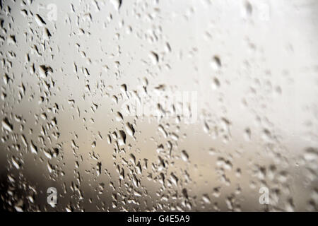 Foto von einem wt-Fenster unter dem Regen Stockfoto