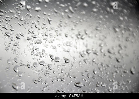 Foto von einem wt-Fenster unter dem Regen Stockfoto