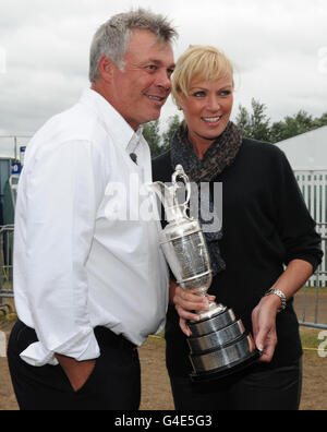 Darren Clarke aus Nordirland feiert mit seiner Verlobten Alison Campbell und dem Claret Jug während der Winners Photocall im Royal St George's, Sandwich. Stockfoto