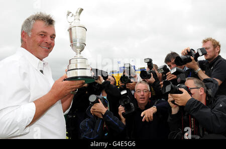 Darren Clarke aus Nordirland feiert mit dem Claret Jug während der Winners Photocall im Royal St George's, Sandwich. Stockfoto