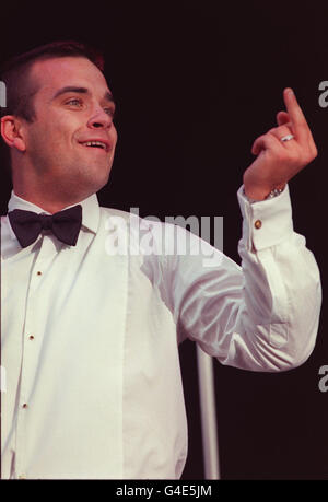 PA NEWS FOTO 23/8/98 ROBBIE WILLIAMS AUF DER BÜHNE BEIM V98 VIRGIN ROCK FESTIVAL IN CHELMSFORD. Stockfoto