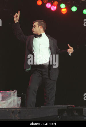 PA NEWS FOTO 23/8/98 ROBBIE WILLIAMS AUF DER BÜHNE BEIM V98 VIRGIN ROCK FESTIVAL IN CHELMSFORD. Stockfoto