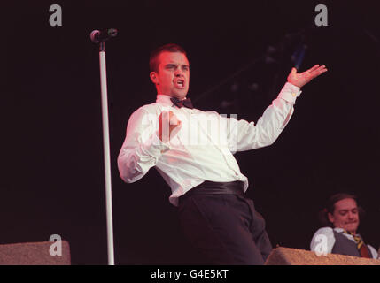 PA NEWS FOTO 23/8/98 ROBBIE WILLIAMS AUF DER BÜHNE BEIM V98 VIRGIN ROCK FESTIVAL IN CHELMSFORD. Stockfoto