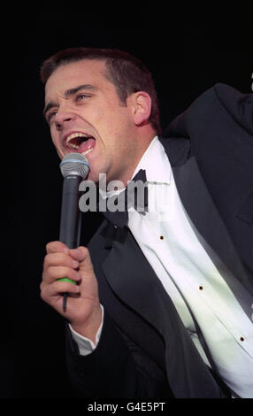 Sänger Robbie Williams, beim V98 Festival in Chelmsford, Essex. Stockfoto