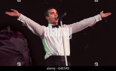 Sänger Robbie Williams spielt einen seiner Hits beim V98 Chelmsford Festival. Foto von Ben Curtis/PA Stockfoto