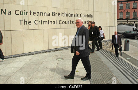 Der Republikaner Sean Garland aus dem Veteran vor dem Obersten Gerichtshof in Dublin, wo er zu einer Auslieferungsverhandlung erschien. Die Behörden behaupten, Garland habe sich vor zwei Jahrzehnten im Rahmen einer massiven Fälschungsaktion mit hochwertigen 100-Dollar-„Super Notes“ mit anderen außerhalb der USA verschworen. Stockfoto