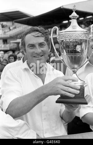 Captain Ray Illingworth mit dem Benson and Hedges Cup, nachdem Leicestershire Middlesex im Finale des Wettbewerbs bei Lord's mit fünf Wickets geschlagen hatte. Stockfoto