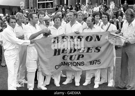 Kapitän Ray Illingworth mit dem Benson und Hedges Cup, feiert mit dem Leicestershire Team, nachdem sie Middlesex im Finale des Wettbewerbs bei Lord's mit fünf Wickets geschlagen hatte. Stockfoto