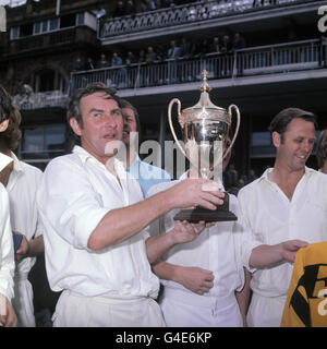 Captain Ray Illingworth mit dem Benson and Hedges Cup, nachdem Leicestershire Middlesex im Finale des Wettbewerbs bei Lord's mit fünf Wickets geschlagen hatte. Stockfoto