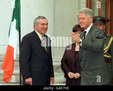 PA FOTOS/EPA - UK NUR ZUR VERWENDUNG: US-Präsident Bill Clinton (rechts) spricht mit der irischen Premierministerin Bertie Ahern vor den Regierungsgebäuden in Dublin während des zweitägigen Besuchs von Herrn Clinton in der irischen Republik. *12/12/2000 Clinton war in Dublin für seinen dritten und letzten offiziellen Besuch in Irland wegen des wachsenden Drucks für ihn, neue Impulse in den kränkelnden Nordirland Friedensprozess zu spritzen. Der US-Präsident soll am Flughafen Dublin um 7.55 Uhr mit First Lady und der neu gewählten New Yorker Senatorin Hillary Clinton und ihrer Tochter Chelsea für eine Reihe von Engagements in der landen Stockfoto