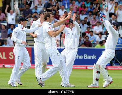 Englands Chris Tremlett (Mitte) feiert das Wicket von Indiens Kapitän MS Dhoni am fünften Tag des ersten npower Tests am Lord's Cricket Ground, London. Stockfoto