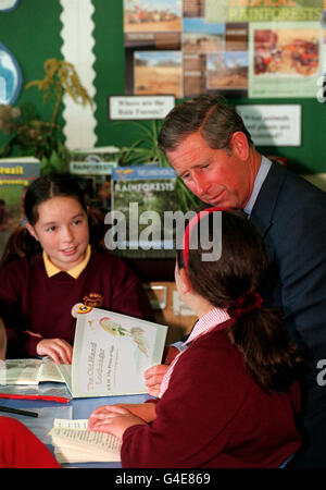 PA-NEWS 14.09.98 DER PRINCE OF WALES LIEST AUS SEINEM BUCH "DER ALTE MANN VON LOCHNAGAR" FÜR KINDER VOM MARKUSPLATZ PRIMARY SCHOOL IN BRIGHTON. Stockfoto