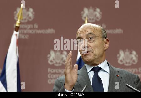 Der französische Außenminister Alain Juppe hielt mit seinem britischen Amtskollegen William Hague (nicht im Bild) in London eine Rede vor den Medien. Stockfoto