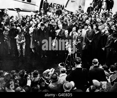 Der britische Premierminister Neville Chamberlain hält seine berühmte "Peace in Our Time"-Rede, nachdem er von den Gesprächen mit dem deutschen Bundeskanzler Adolf Hitler in München zurückgekehrt ist. Stockfoto