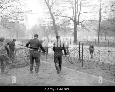 Deutsche Kriegsgefangene, die Stacheldraht entlang des breiten Spaziergangs, Kensington Gardens, als temporäre Lager für die Truppen, die an der Londoner Siegesparade teilnehmen, werden unter der Leitung von Royal Engineers vorbereitet. Stockfoto