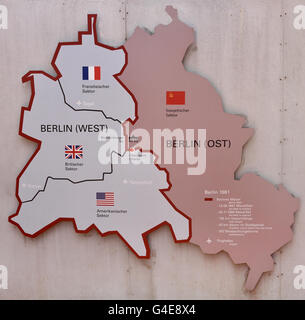 Friedrichstraße Berlin Deutschland deutsche Stadt Stadt Checkpoint Charlie (Checkpoint C) war der bekannteste Berliner Mauer-Grenzübergang zwischen Ost- und West-Berlin während des Kalten Krieges. Deutschland Stockfoto