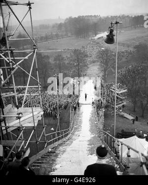 Der dreizehnjährige Schuljunge Henrik Lindeman steigt auf eine Landung auf der künstlichen Schanze, die mit sechzig Tonnen Schnee aus den norwegischen Bergen gemacht wurde, in Hampstead Heath, London. Dreißig norwegische Skifahrer und Teams von den Universitäten Oxford und Cambridge nahmen am zweiten jährlichen Skisprungwettbewerb auf der Heath Teil. Stockfoto