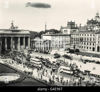 Graf Zeppelin Luftschiff über das Brandenburger Tor 1929 Topographie des Terrors historische Museum am Standort des ehemaligen Gestapo-Zentrale in Berlin Deutschland Stockfoto