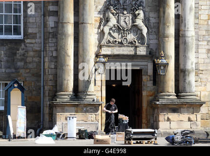 Die Lieferungen erfolgen auf dem Gelände des Palace of Holyroodhouse in Edinburgh, da die Vorbereitungen für die Hochzeit von Zara Phillips und Mike Tindall getroffen werden. Stockfoto