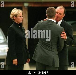 PA NEWS PHOTO 18/9/98 ZARA UND PETER PHILLIPS, MIT IHREM VATER KAPITÄN MARK PHILLIPS, BEI DER BEERDIGUNG IHRES GROSSVATERS, MAJOR PETER PHILLIPS, IN DER ST PETER AND ST PAUL CHURCH IM DORF GREAT SOMERFORD, WILTSHIRE. Stockfoto