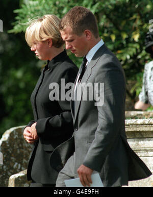 PA NEWS PHOTO 18/9/98 ZARA UND PETER PHILLIPS, BEI DER BEERDIGUNG IHRES GROSSVATERS, MAJOR PETER PHILLIPS, IN ST PETER UND ST PAUL KIRCHE IM DORF DES GROSSEN SOMERFORD, WILTSHIRE. Stockfoto