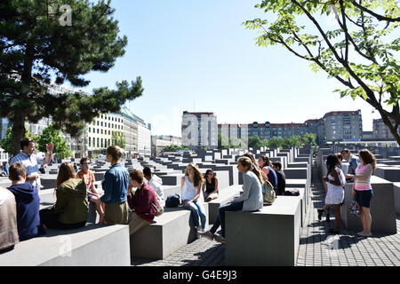 Jüdische Holocaust Memoria abstrakte Sicht von rechteckigen grauen Steinen Denkmal entworfen Eberstrasse vom Architekten Peter Eisenman Berlin Deutschland Stockfoto