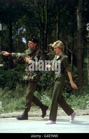 Die Prinzessin von Wales besucht die 13./18. Königlichen Husaren auf der Salisbury Plain. Sie wurde in Armee-Ausgabe khaki Overalls ausgespielt. Stockfoto