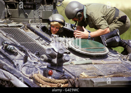 Die Prinzessin von Wales im Fahrersitz des "Triker"-Panzers, Anweisungen von Sgt Chris O'Byrne auf der Salisbury Plain. Stockfoto