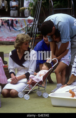 Die Prinzessin von Wales geht auf die Knie, um im Barnado's Welfare Centre in Auburn, Sydney, mit Kindern zu spielen. Stockfoto