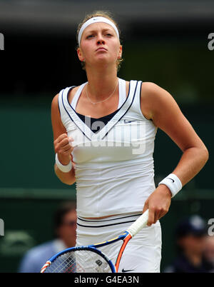 Die tschechische Petra Kvitova feiert während ihres Spiels gegen die weißrussische Victoria Azarenka am 10. Tag der Wimbledon Championships 2011 im All England Lawn Tennis and Croquet Club in Wimbledon. Stockfoto