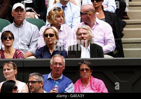 Die ehemalige Tennisspielerin Martina Navratilova und Sir Richard Branson schauen sich das Spiel zwischen der weißrussischen Victoria Azarenka und der tschechischen Petra Kvitova am 10. Tag der Wimbledon Championships 2011 im All England Lawn Tennis and Croquet Club in Wimbledon an. Stockfoto